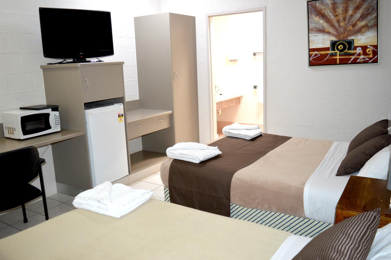 Mid City Motor Inn แกลดสตัน ภายนอก รูปภาพ